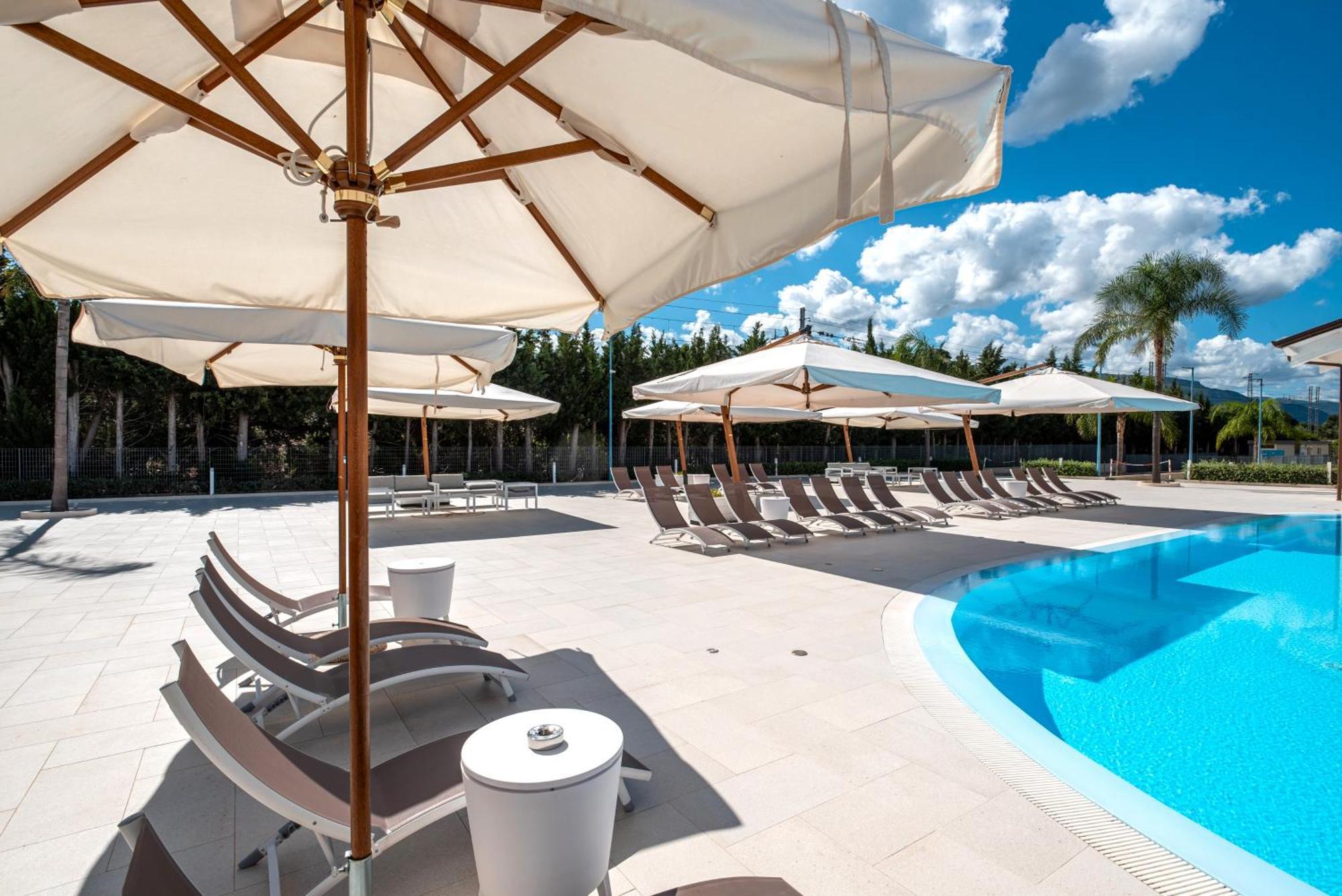 Icaro Residence Apartments With A Beautiful Pool Sant'Agata di Militello Bagian luar foto