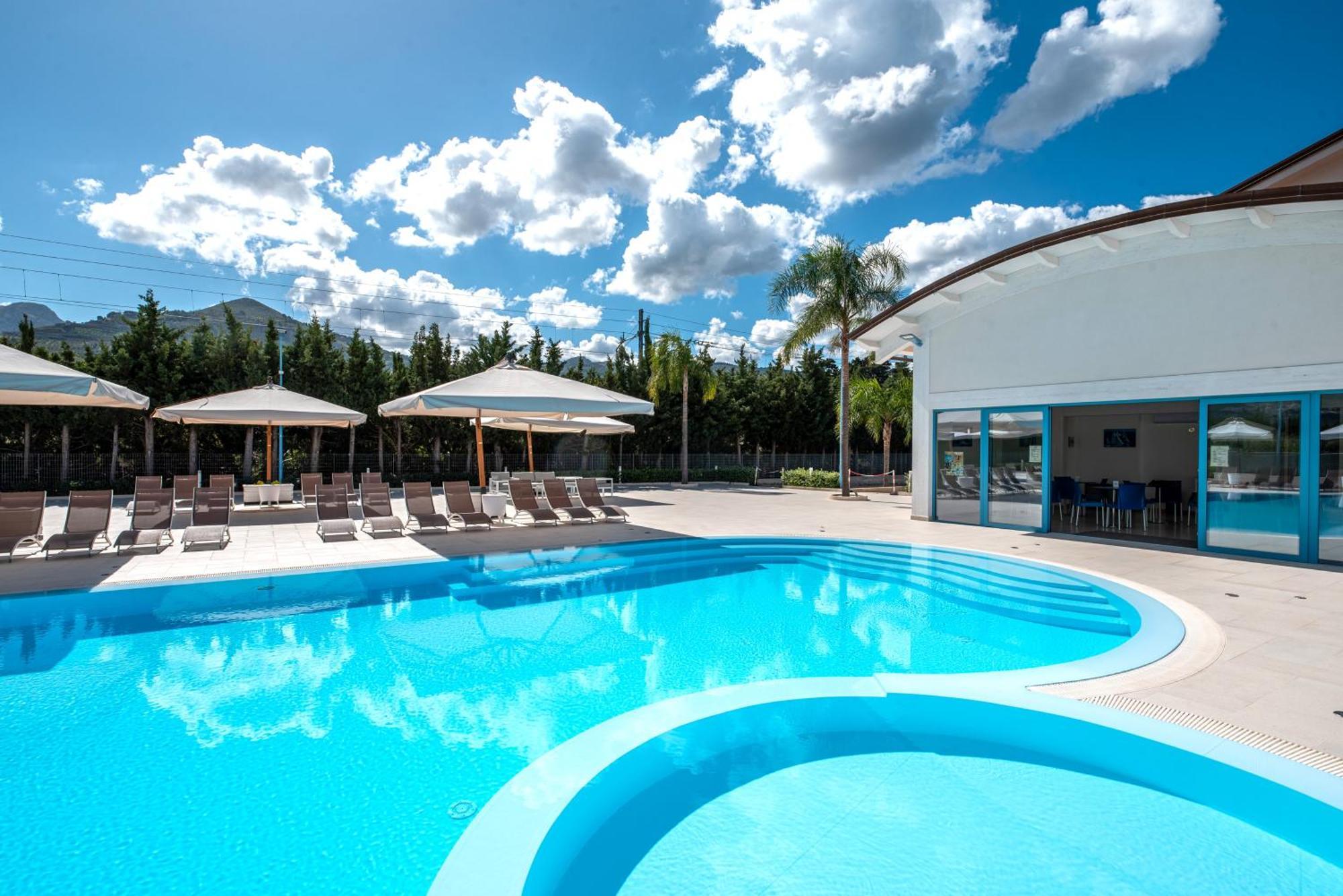 Icaro Residence Apartments With A Beautiful Pool Sant'Agata di Militello Bagian luar foto