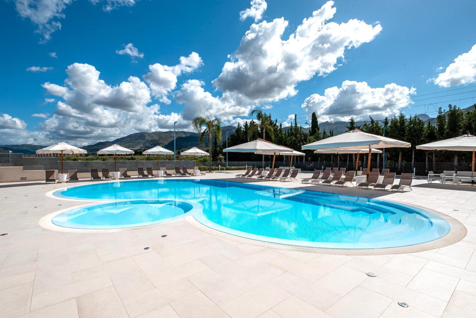 Icaro Residence Apartments With A Beautiful Pool Sant'Agata di Militello Bagian luar foto