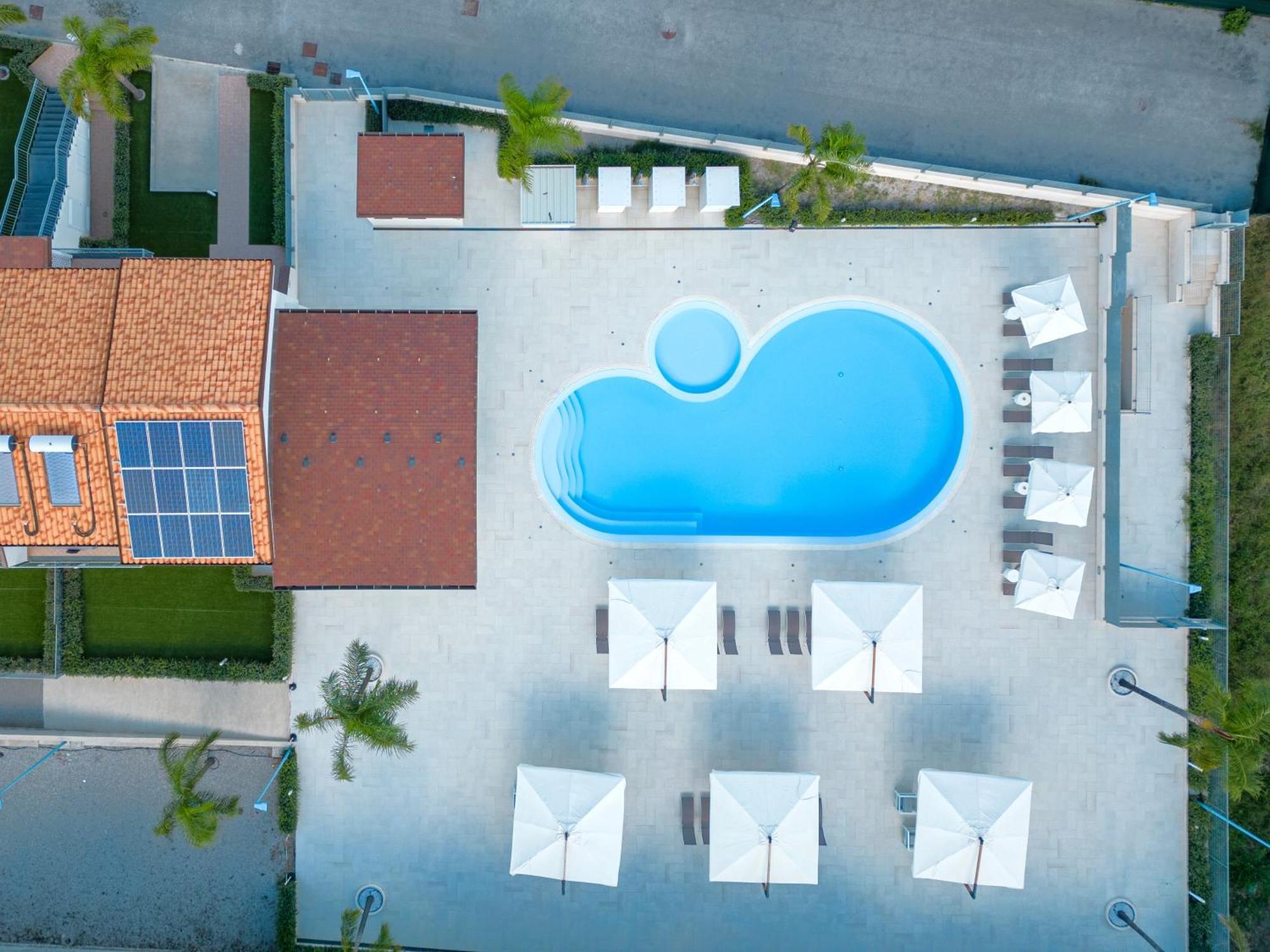 Icaro Residence Apartments With A Beautiful Pool Sant'Agata di Militello Bagian luar foto