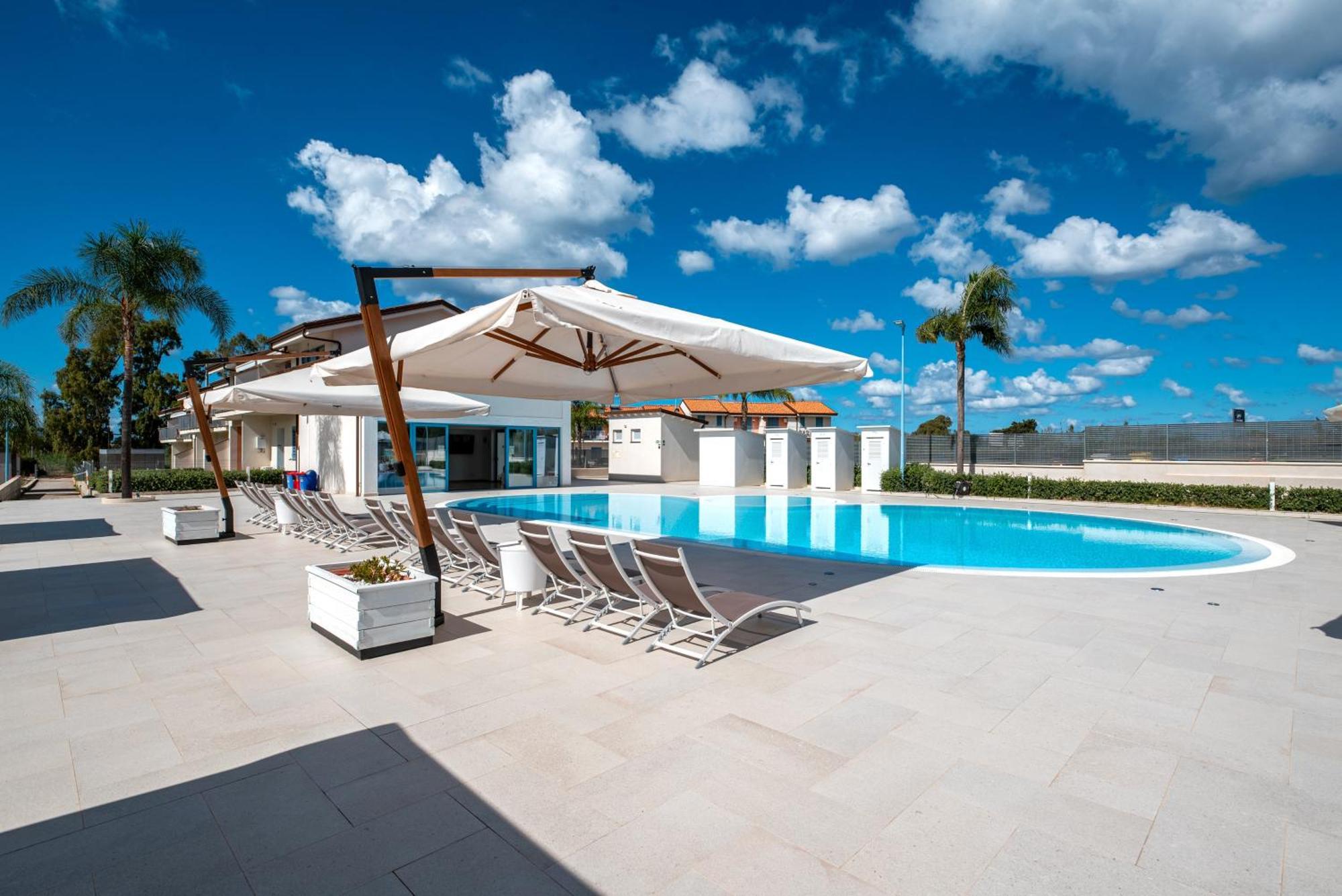 Icaro Residence Apartments With A Beautiful Pool Sant'Agata di Militello Bagian luar foto