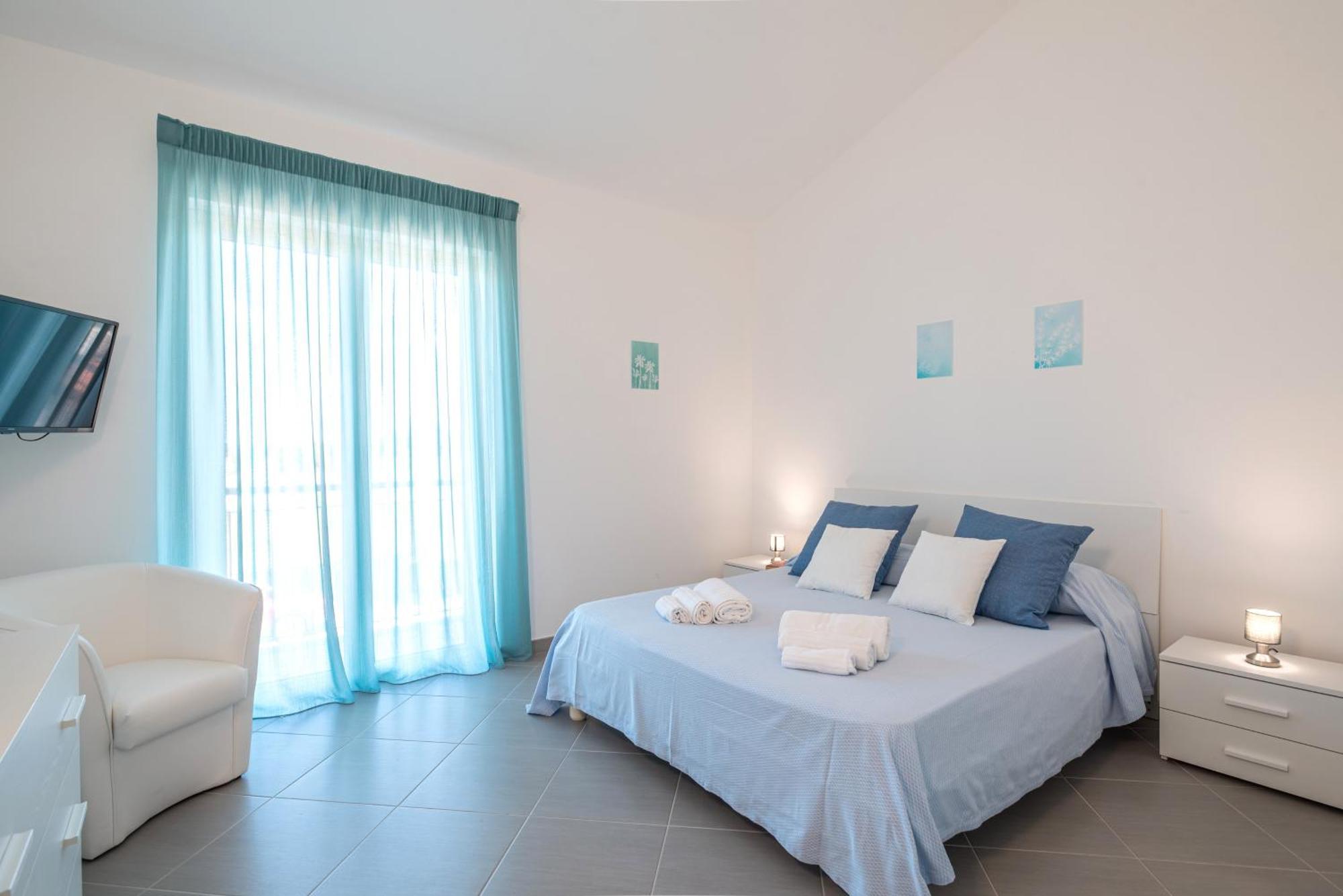 Icaro Residence Apartments With A Beautiful Pool Sant'Agata di Militello Bagian luar foto